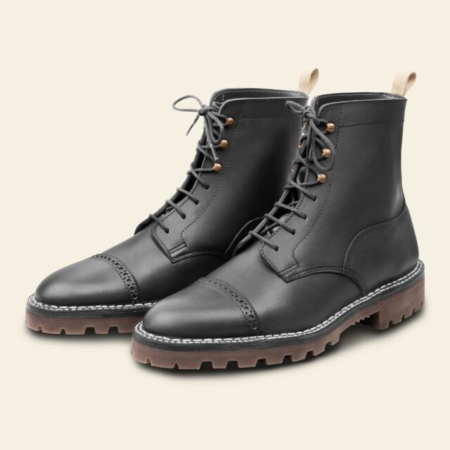 LA BOTTINE MBF 203

Sa hauteur de tige de 15cm offre un excellent maintien de la cheville. Non doublés, les quartiers assurent confort et souplesse de marche. On y retrouve notre soufflet signature, garantie de l’imperméabilité, et notre semelle crantée pour le plus grand plaisir des travailleurs modernes.
 
Son bout droit perforé, quant à lui, équilibre le modèle en affirmant son caractère élégant. 

[Disponible en précommande sur notre eshop]

#chaussures #shoemaker #savoirfaire #madeinfrance #shoes #nantes #france