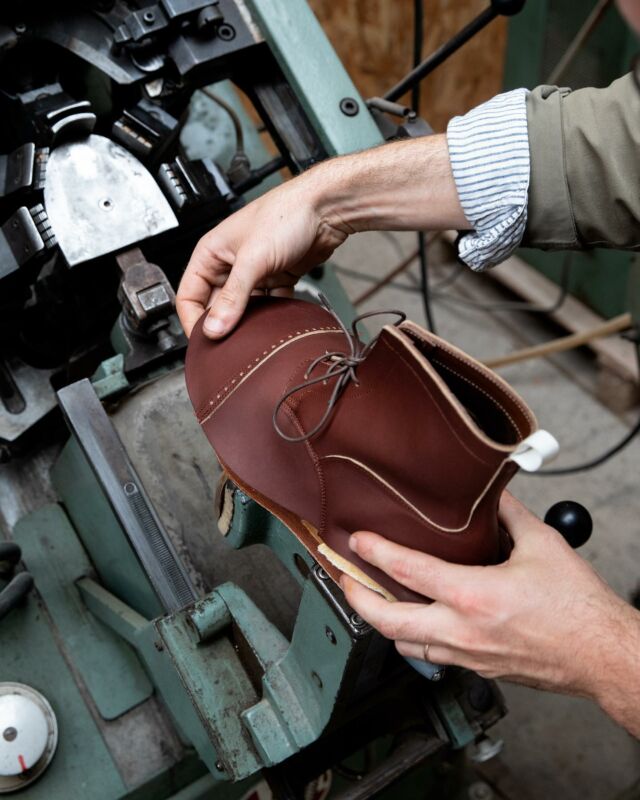 BOTTINES EN COURS 

Encore quelques petits calibrages et attentes fournisseurs avant de pouvoir commencer la production des bottines pré commandées ! Comme toujours, nous fabriquons à la commande afin de gérer une cadence de production raisonnée et d’éviter un sur stockage. C’est pourquoi le nombre de paires de bottines livrables avant Noël est limité… ⏰ 

📸 @fannyretailleau 

#shoemaker #artisan #chaussures #savoirfaire #shoes #cuir #nantes #france #madeinfrance